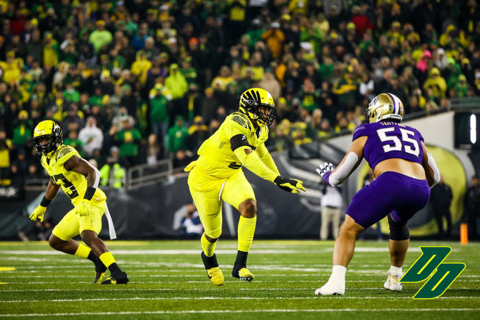 Oregon defensive end Brandon Dorlus rushes the passer against the Washington Huskies.